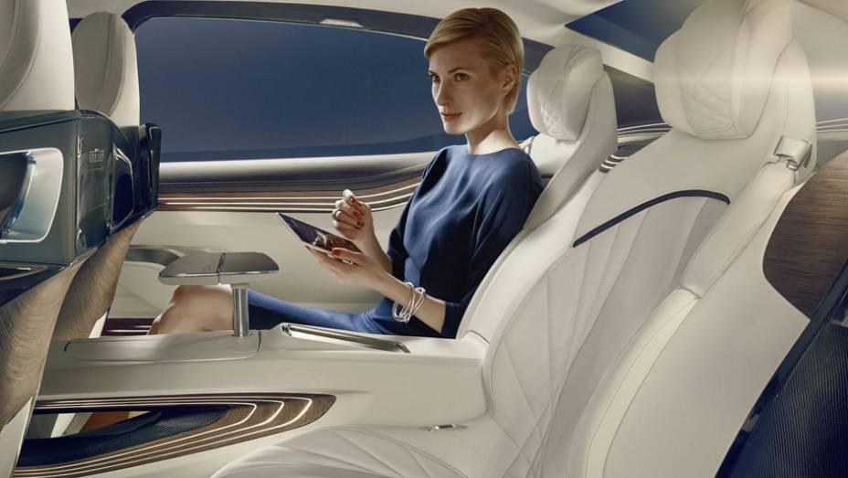 Os passageiros do banco de trás contam com duas telas e um tablet. | <a href="https://gutenberg.quatrorodas.abril.com.br/noticias/saloes/pequim-2014/bmw-apresentara-conceito-estudo-design-780054.shtml" rel="migration">Leia mais</a>