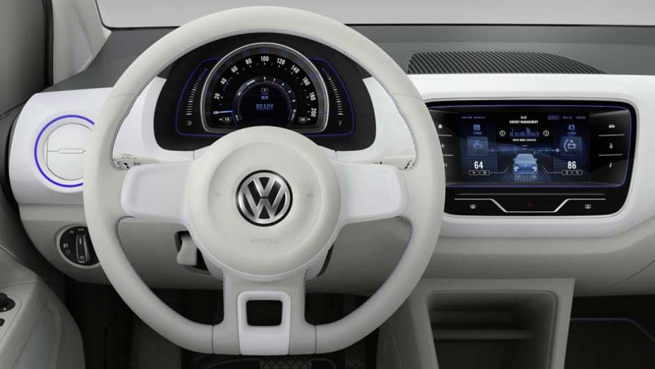 O interior &eacute; bastante espartano e traz apenas as informa&ccedil;&otilde;es essenciais | <a href="https://gutenberg.quatrorodas.abril.com.br/noticias/saloes/toquio-2013/volkswagen-anuncia-twin-up-concept-759580.shtml" rel="migration">Leia mais</a>
