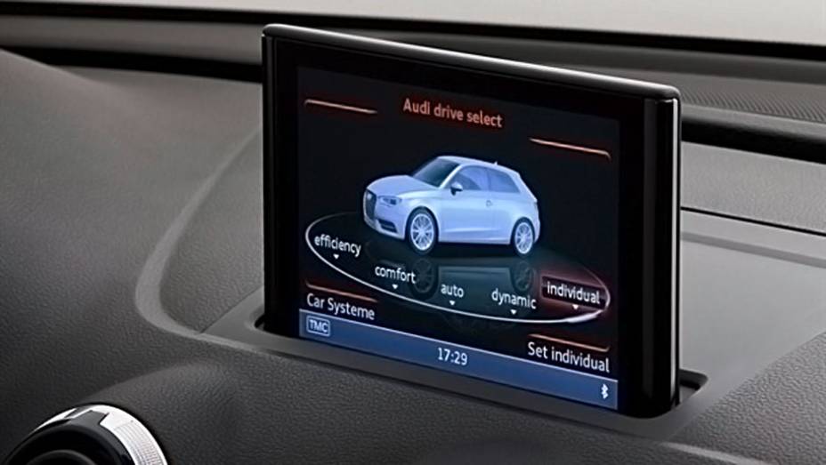 Sistema permite saber a dist&acirc;ncia em rela&ccedil;&atilde;o ao carro da frente | <a href="https://gutenberg.quatrorodas.abril.com.br/saloes/genebra/2012/audi-a3-678626.shtml" rel="migration">Leia mais</a>