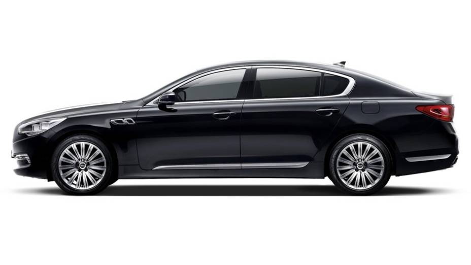 Por fora, o sed&atilde; traz uma grade em H, diferente do adotado em outros carros da marca | <a href="https://gutenberg.quatrorodas.abril.com.br/saloes/genebra/2012/kia-k9-678504.shtml" rel="migration">Leia mais</a>