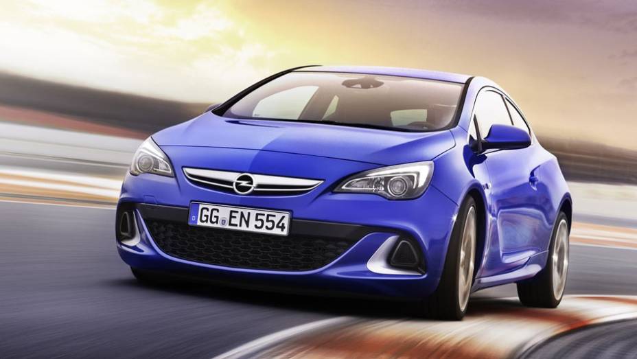 Modelo é o Astra mais potente já produzido | <a href="https://gutenberg.quatrorodas.abril.com.br/saloes/genebra/2012/opel-astra-opc-678691.shtml" rel="migration">Leia mais</a>