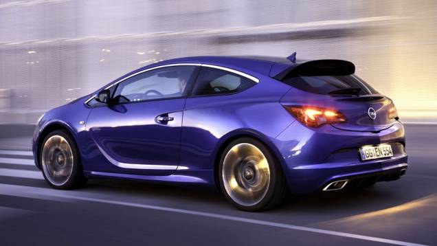 Motor turbo 2.0 litros permite que o hatch alcance 250 km/h | <a href="https://gutenberg.quatrorodas.abril.com.br/saloes/genebra/2012/opel-astra-opc-678691.shtml" rel="migration">Leia mais</a> Motor turbo 2.0 litros permite que o hatch alcance 250 km/h | <a href="https://gutenberg.quatrorodas.abril.com.br/saloes/genebra/2012/opel-astra-opc-678691.shtml" rel="migration">Leia mais</a>