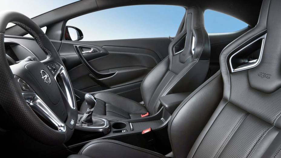 Interior conta com assentos esportivos | <a href="https://gutenberg.quatrorodas.abril.com.br/saloes/genebra/2012/opel-astra-opc-678691.shtml" rel="migration">Leia mais</a>