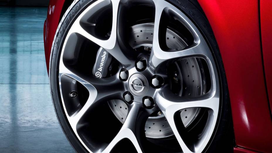 OPC possui nova suspens&atilde;o dianteira batizada de HiPerStrut | <a href="https://gutenberg.quatrorodas.abril.com.br/saloes/genebra/2012/opel-astra-opc-678691.shtml" rel="migration">Leia mais</a>