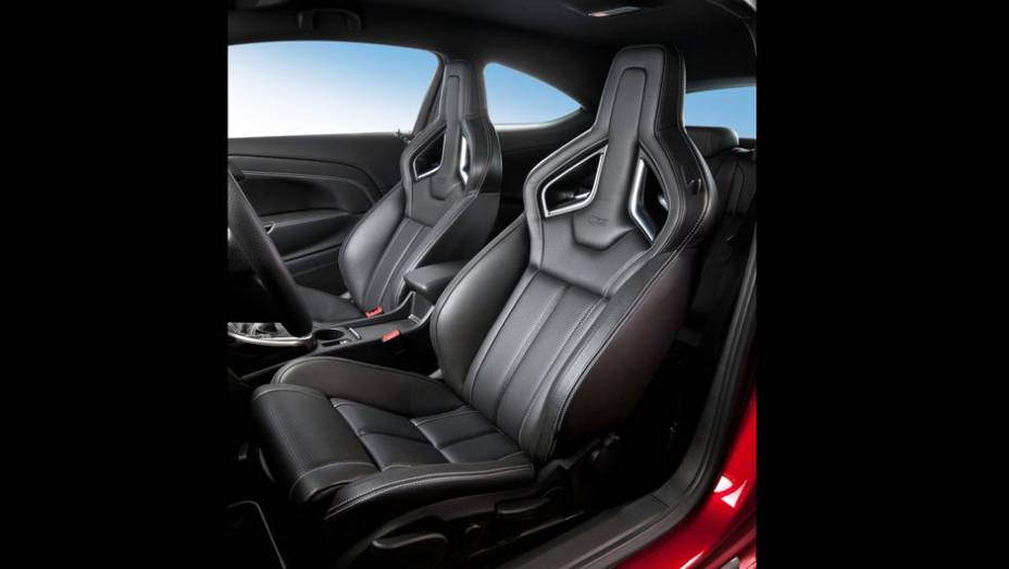 Detalhes com o logo do modelo est&atilde;o presentes em seu interior | <a href="https://gutenberg.quatrorodas.abril.com.br/saloes/genebra/2012/opel-astra-opc-678691.shtml" rel="migration">Leia mais</a>