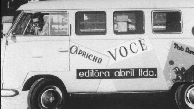 Roberto Civita dirigindo uma Kombi com logotipos de revistas da Editora Abril, no final da década de 50. Roberto Civita dirigindo uma Kombi com logotipos de revistas da Editora Abril, no final da década de 50.