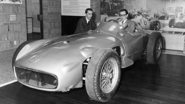 Ao lado de Paulo Patarra, então do jornalista da equipe de QUATRO RODAS, Roberto Civita visita o museu da Mercedes-Benz na Alemanha, na década de 60. Ao lado de Paulo Patarra, então do jornalista da equipe de QUATRO RODAS, Roberto Civita visita o museu da Mercedes-Benz na Alemanha, na década de 60.