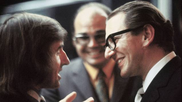 Jackie Stewart conversa com Roberto Civita, observado pelo então diretor de redação da QUATRO RODAS, Mauro Ivan Pereira de Mello, na entrega do Prêmio Victor aos melhores do automobilsmo brasileiro de 1969 Jackie Stewart conversa com Roberto Civita, observado pelo então diretor de redação da QUATRO RODAS, Mauro Ivan Pereira de Mello, na entrega do Prêmio Victor aos melhores do automobilsmo brasileiro de 1969