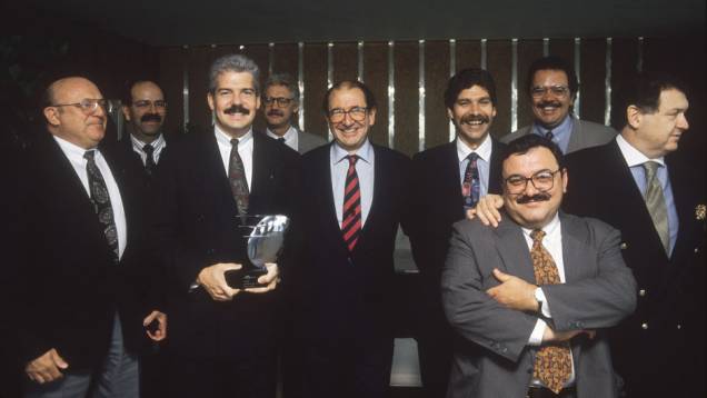 O Eleito do Ano de 1994 foi o Chevrolet Vectra GSi e Roberto Civita entrega o troféu para André Beer e Mark Hogan, vice-presidente e presidente da General Motors do Brasil na época. O Eleito do Ano de 1994 foi o Chevrolet Vectra GSi e Roberto Civita entrega o troféu para André Beer e Mark Hogan, vice-presidente e presidente da General Motors do Brasil na época.