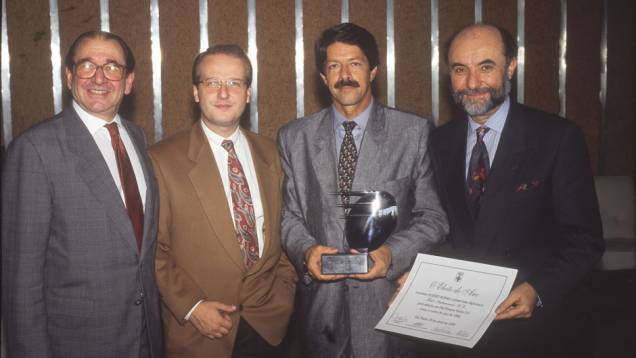 Já em 1995, o eleito foi o Fiat Tempra Turbo, e Roberto Civita entrega o prêmio para Paulo Ernani, gerente da Família Tempra, e Pacifico Paoli, superintendente da Fiat no Brasil Já em 1995, o eleito foi o Fiat Tempra Turbo, e Roberto Civita entrega o prêmio para Paulo Ernani, gerente da Família Tempra, e Pacifico Paoli, superintendente da Fiat no Brasil