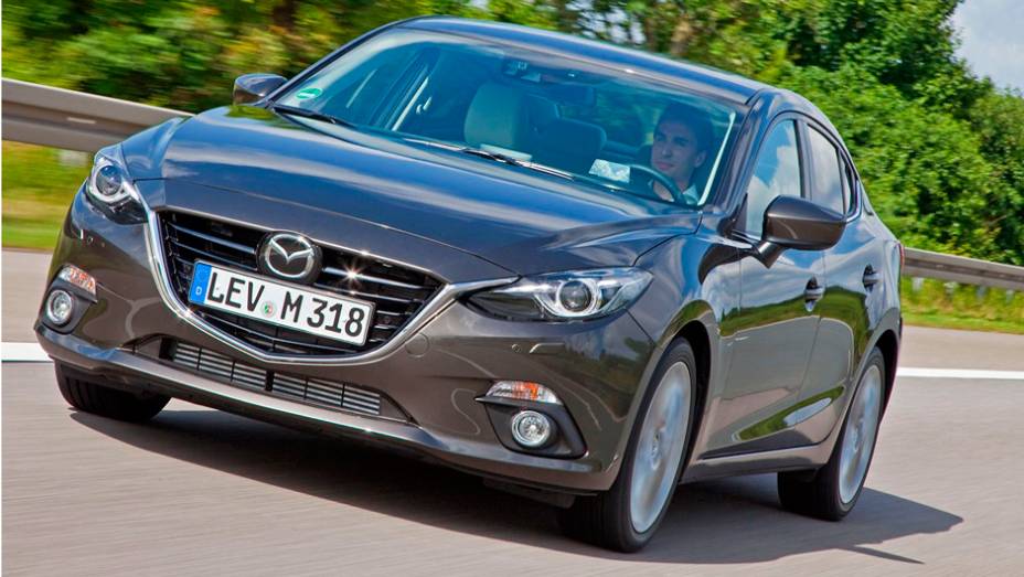 Primeiras fotos oficiais do Mazda3 Sedan 2014 são reveladas | <a href="https://gutenberg.quatrorodas.abril.com.br/noticias/fabricantes/primeiras-fotos-oficiais-mazda3-sedan-2014-sao-reveladas-745927.shtml" rel="migration">Leia mais</a>