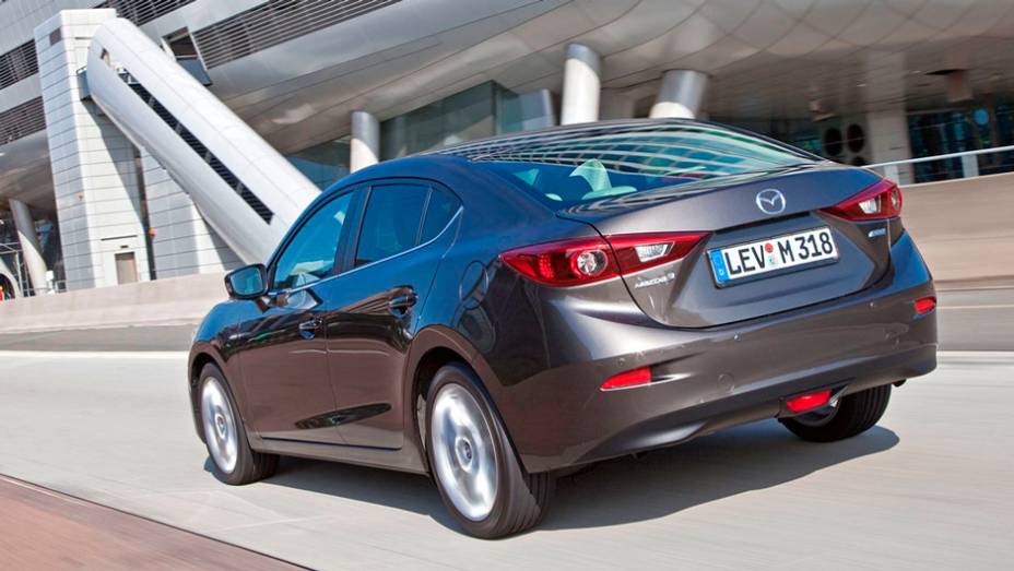 Modelo começará a ser vendido antes do fim de 2013 | <a href="https://gutenberg.quatrorodas.abril.com.br/noticias/fabricantes/primeiras-fotos-oficiais-mazda3-sedan-2014-sao-reveladas-745927.shtml" rel="migration">Leia mais</a>
