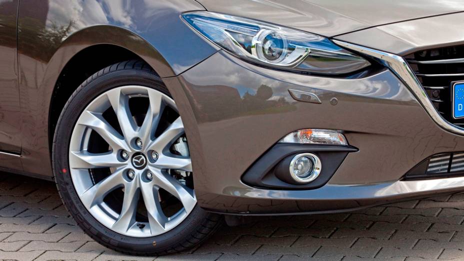 Mazda3 Sedan apresenta danteira invocada | <a href="https://gutenberg.quatrorodas.abril.com.br/noticias/fabricantes/primeiras-fotos-oficiais-mazda3-sedan-2014-sao-reveladas-745927.shtml" rel="migration">Leia mais</a>