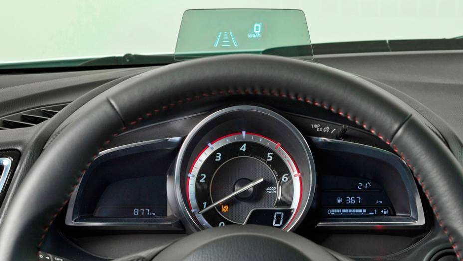 Detalhe do painel | <a href="https://gutenberg.quatrorodas.abril.com.br/noticias/fabricantes/primeiras-fotos-oficiais-mazda3-sedan-2014-sao-reveladas-745927.shtml" rel="migration">Leia mais</a>