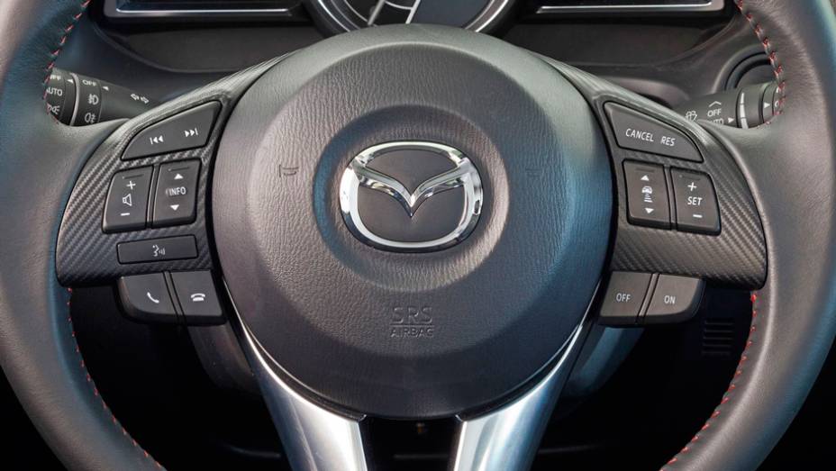 Detalhe do volante do novo Mazda3 Sedan | <a href="https://gutenberg.quatrorodas.abril.com.br/noticias/fabricantes/primeiras-fotos-oficiais-mazda3-sedan-2014-sao-reveladas-745927.shtml" rel="migration">Leia mais</a>
