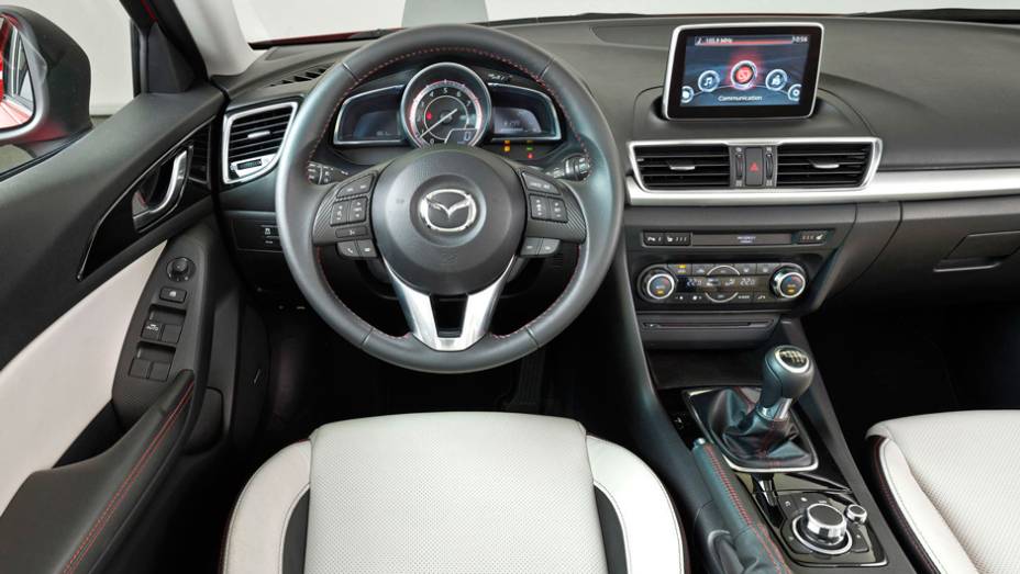 Como era de se esperar, a cabine interior será igual ao modelo hatch | <a href="https://gutenberg.quatrorodas.abril.com.br/noticias/fabricantes/primeiras-fotos-oficiais-mazda3-sedan-2014-sao-reveladas-745927.shtml" rel="migration">Leia mais</a>