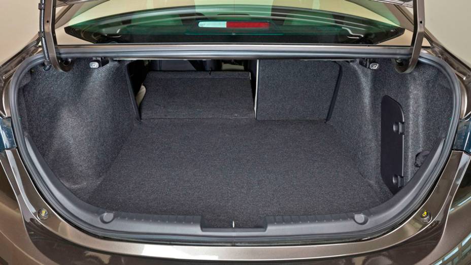 Graças à traseira mais longa, porta-malas será significativamente maior | <a href="https://gutenberg.quatrorodas.abril.com.br/noticias/fabricantes/primeiras-fotos-oficiais-mazda3-sedan-2014-sao-reveladas-745927.shtml" rel="migration">Leia mais</a>