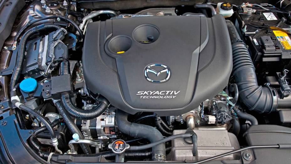 No momento não há detalhes sobre as opções de motorização, mas provavelmente serão emprestadas do hatchback | <a href="https://gutenberg.quatrorodas.abril.com.br/noticias/fabricantes/primeiras-fotos-oficiais-mazda3-sedan-2014-sao-reveladas-745927.shtml" rel="migration">Leia mais</a>