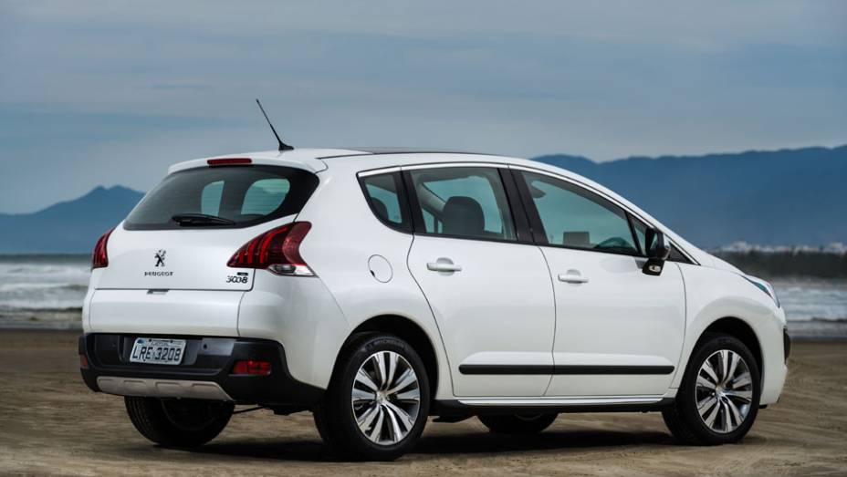 Na traseira, as lanternas ostentam nova disposição de luzes | <a href="https://gutenberg.quatrorodas.abril.com.br/noticias/fabricantes/novo-peugeot-3008-chega-ao-brasil-783426.shtml" rel="migration">Leia mais</a>