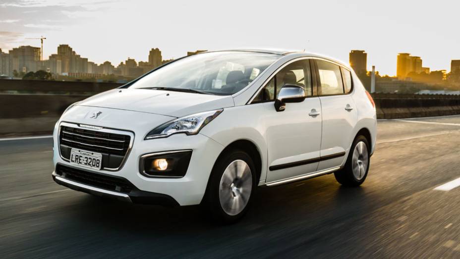 A grade frontal tem moldura cromada e o tradicional logotipo do leão perdeu a moldura preta | <a href="https://gutenberg.quatrorodas.abril.com.br/noticias/fabricantes/novo-peugeot-3008-chega-ao-brasil-783426.shtml" rel="migration">Leia mais</a>