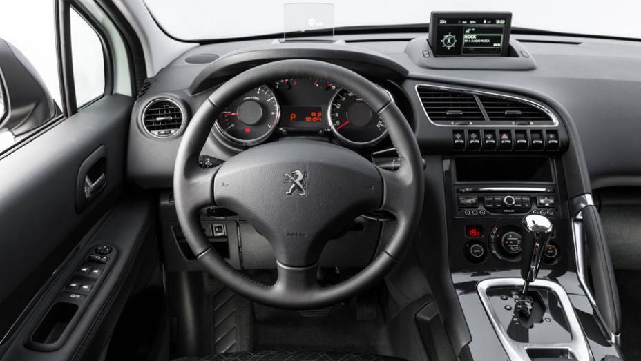 Interior traz poucas mudanças no visual, mas ganhou equipamentos | <a href="https://gutenberg.quatrorodas.abril.com.br/noticias/fabricantes/novo-peugeot-3008-chega-ao-brasil-783426.shtml" rel="migration">Leia mais</a>