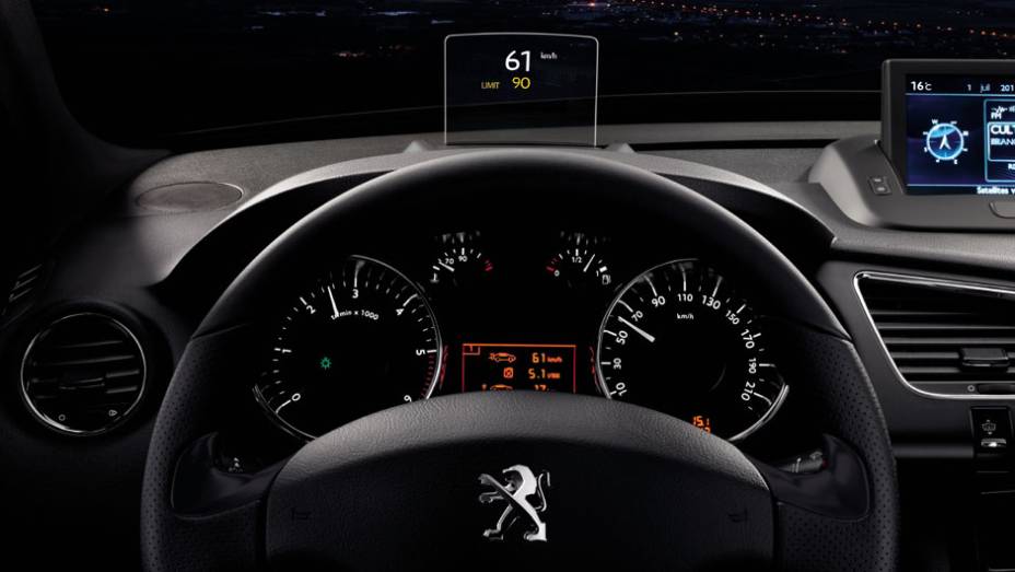 Já oferecido no modelo anterior, o prático head-up display permite que o motorista visualize a velocidade sem tirar os olhos da estrada | <a href="https://gutenberg.quatrorodas.abril.com.br/noticias/fabricantes/novo-peugeot-3008-chega-ao-brasil-783426.shtml" rel="migration">Leia ma</a>