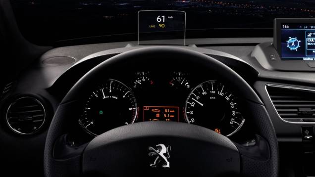 Já oferecido no modelo anterior, o prático head-up display permite que o motorista visualize a velocidade sem tirar os olhos da estrada | <a href="https://gutenberg.quatrorodas.abril.com.br/noticias/fabricantes/novo-peugeot-3008-chega-ao-brasil-783426.shtml" rel="migration">Leia ma</a> Já oferecido no modelo anterior, o prático head-up display permite que o motorista visualize a velocidade sem tirar os olhos da estrada | <a href="https://gutenberg.quatrorodas.abril.com.br/noticias/fabricantes/novo-peugeot-3008-chega-ao-brasil-783426.shtml" rel="migration">Leia ma</a>