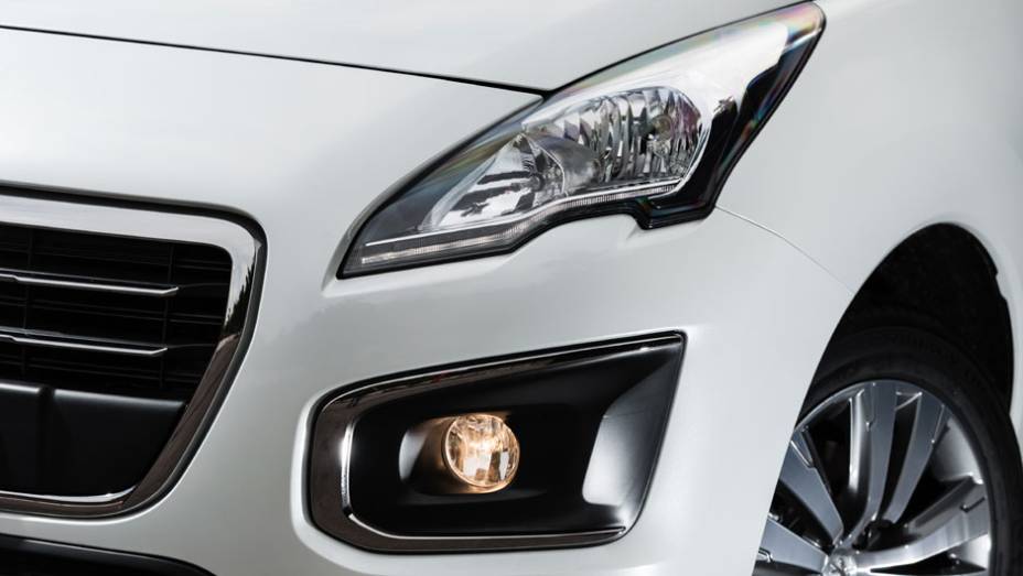 Frente ganhou novos faróis | <a href="https://gutenberg.quatrorodas.abril.com.br/noticias/fabricantes/novo-peugeot-3008-chega-ao-brasil-783426.shtml" rel="migration">Leia mais</a>