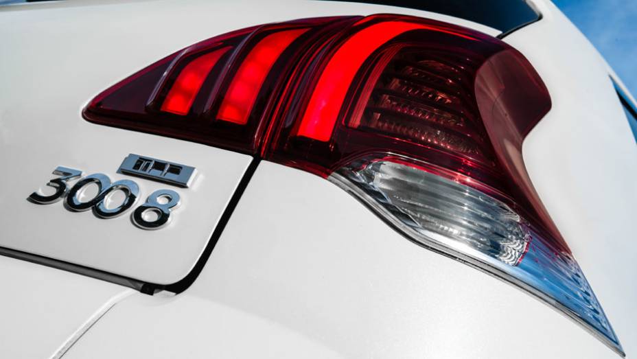 As lanternas com três luzes remetem às garras de um leão | <a href="https://gutenberg.quatrorodas.abril.com.br/noticias/fabricantes/novo-peugeot-3008-chega-ao-brasil-783426.shtml" rel="migration">Leia mais</a>