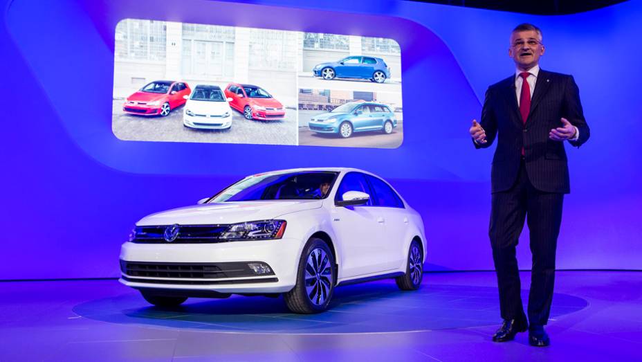 Volkswagen Jetta 2015 | <a href="https://gutenberg.quatrorodas.abril.com.br/noticias/fabricantes/jetta-2015-revelado-ganha-novidades-779724.shtml" rel="migration">Leia mais</a>