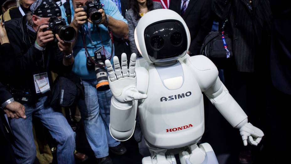 Honda ASIMO | <a href="https://gutenberg.quatrorodas.abril.com.br/blogs/planeta-carro/2014/04/17/honda-revela-nova-versao-do-asimo/" rel="migration">Leia mais</a>