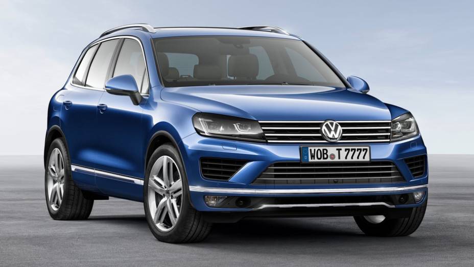 SUV ganhou novos faróis... | <a href="https://gutenberg.quatrorodas.abril.com.br/noticias/saloes/pequim-2014/vw-reestiliza-touareg-780066.shtml" rel="migration">Leia mais</a>