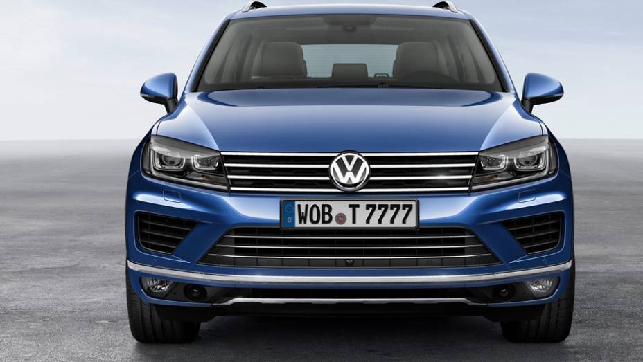 ...e sua grade frontal foi redesenhada. | <a href="https://gutenberg.quatrorodas.abril.com.br/noticias/saloes/pequim-2014/vw-reestiliza-touareg-780066.shtml" rel="migration">Leia mais</a>