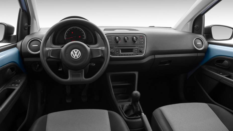 Apesar da simplicidade, o interior agrada pelo projeto moderno e a profus&atilde;o de porta-objetos; o acesso ao banco de tr&aacute;s &eacute; regular | <a href="https://gutenberg.quatrorodas.abril.com.br/noticias/fabricantes/vw-up-ganha-versao-duas-portas-cambio-i-motion-780612.shtml" rel="migration"></a>
