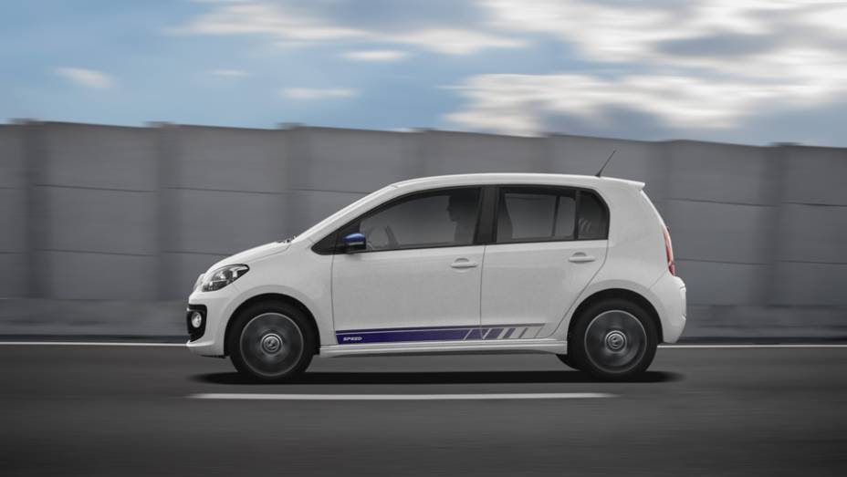 Como se espera de um esportivo, o Speed Up! traz faixas laterais e espelhos retrovisores pintados de azul | <a href="https://gutenberg.quatrorodas.abril.com.br/carros/impressoes/volkswagen-up-tsi-890180.shtml" target="_blank" rel="migration">Leia mais</a>