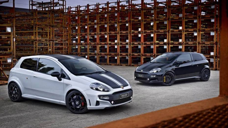 Entre os itens exclusivos, o hatch traz pintura feita à mão no teto e capô | <a href="https://gutenberg.quatrorodas.abril.com.br/saloes/genebra/2013/abarth-695-punto-supersport-734517.shtml" rel="migration">Leia mais</a>