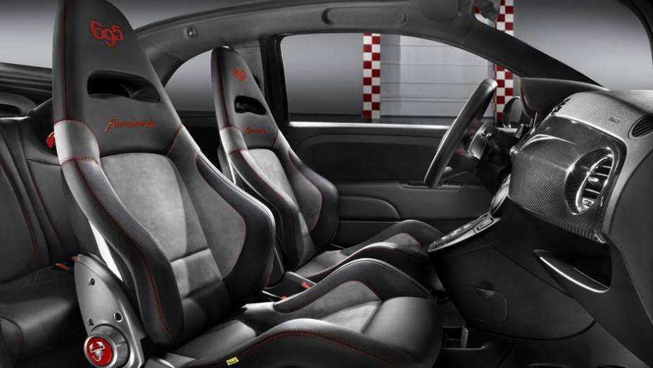 Bancos de competição e acabamento imitando fibra de carbono deixam o 500 com cara de carro de corrida | <a href="%20https://gutenberg.quatrorodas.abril.com.br/saloes/genebra/2013/abarth-695-punto-supersport-734517.shtml" rel="migration">Leia mais</a>