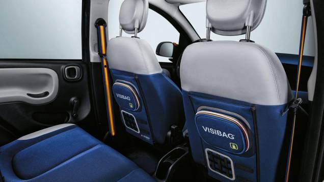 Atrás dos bancos dianteiros ficam dois coletes sinalizadores chamados de Visibag | <a href="https://gutenberg.quatrorodas.abril.com.br/noticias/saloes/genebra-2015/fiat-lanca-panda-k-way-840842.shtml" rel="migration">Leia mais</a> Atrás dos bancos dianteiros ficam dois coletes sinalizadores chamados de Visibag | <a href="https://gutenberg.quatrorodas.abril.com.br/noticias/saloes/genebra-2015/fiat-lanca-panda-k-way-840842.shtml" rel="migration">Leia mais</a>