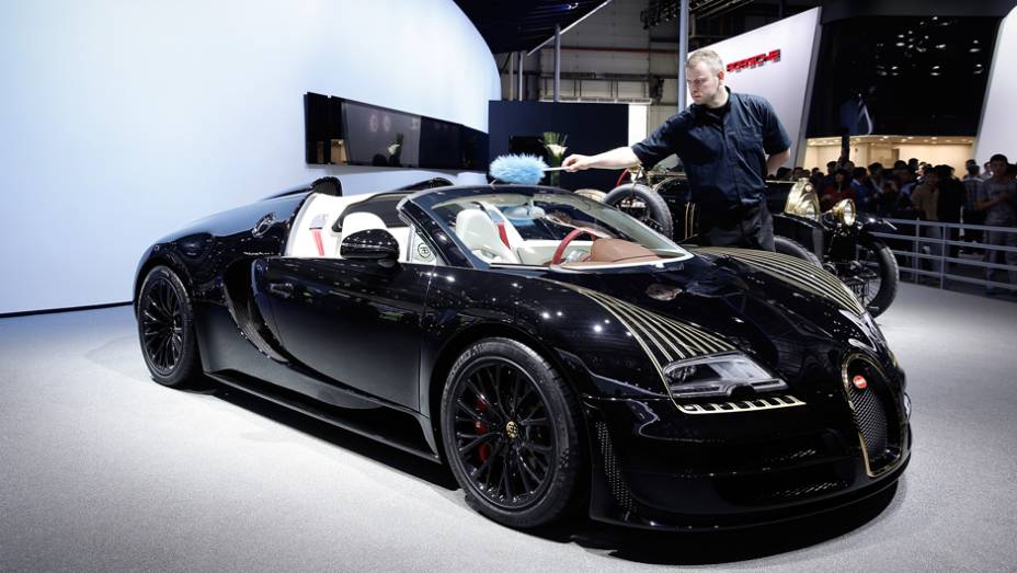 Bugatti Veyron Grand Sport Vitesse Black Bess | <a href="https://gutenberg.quatrorodas.abril.com.br/noticias/saloes/pequim-2014/bugatti-lanca-veyron-grand-sport-vitesse-black-bess-779340.shtml" rel="migration">Leia mais</a>