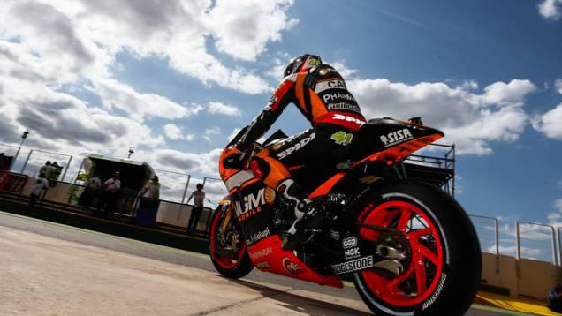 Galeria de Quatro Rodas da MotoGP - Argentina (sábado) - Aleix Espargaró. | <a href="https://gutenberg.quatrorodas.abril.com.br/moto/noticias/marquez-mantem-dominio-pole-argentina-780906.shtml" rel="migration">Leia mais</a> Galeria de Quatro Rodas da MotoGP - Argentina (sábado) - Aleix Espargaró. | <a href="https://gutenberg.quatrorodas.abril.com.br/moto/noticias/marquez-mantem-dominio-pole-argentina-780906.shtml" rel="migration">Leia mais</a>