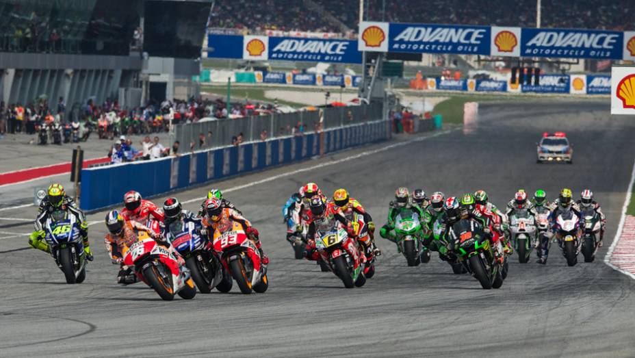 Momento da largada do Gp da Malásia | <a href="https://gutenberg.quatrorodas.abril.com.br/moto/noticias/motogp-marquez-vence-pela-12a-vez-807821.shtml" rel="migration">Leia mais</a>