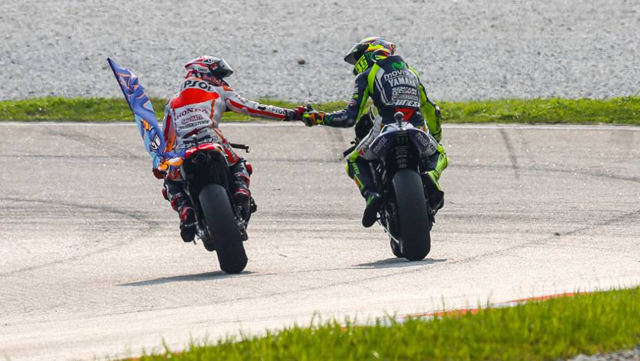 Comemoração dos dois primeiros | <a href="https://gutenberg.quatrorodas.abril.com.br/moto/noticias/motogp-marquez-vence-pela-12a-vez-807821.shtml" rel="migration">Leia mais</a> Comemoração dos dois primeiros | <a href="https://gutenberg.quatrorodas.abril.com.br/moto/noticias/motogp-marquez-vence-pela-12a-vez-807821.shtml" rel="migration">Leia mais</a>