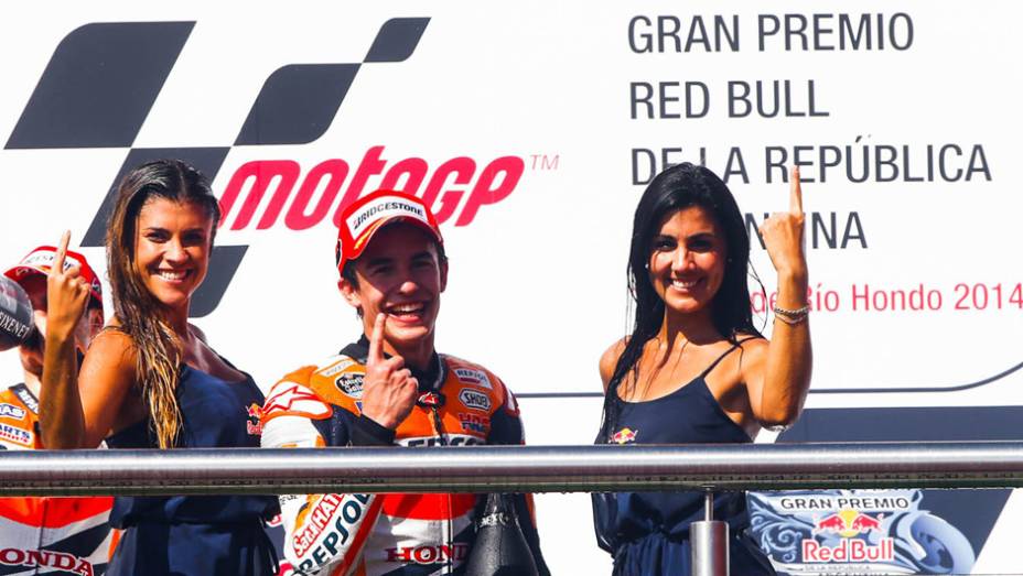 Márquez comemora com as belas grid girls. | <a href="https://gutenberg.quatrorodas.abril.com.br/moto/noticias/marquez-show-vence-terceira-ano-780924.shtml" rel="migration">Leia mais</a>