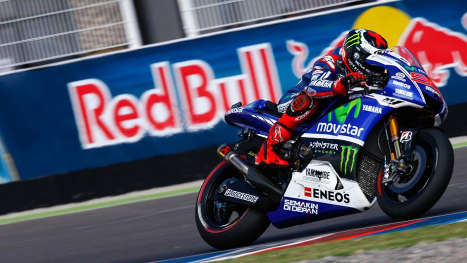 Apesar de terminar em terceiro, Lorenzo teve o melhor resultado no ano. | <a href="https://gutenberg.quatrorodas.abril.com.br/moto/noticias/marquez-show-vence-terceira-ano-780924.shtml" rel="migration">Leia mais</a>