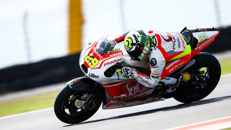 Andrea Iannone chegou a andar em segundo, mas terminou em sexto. | <a href="https://gutenberg.quatrorodas.abril.com.br/moto/noticias/marquez-show-vence-terceira-ano-780924.shtml" rel="migration">Leia mais</a>