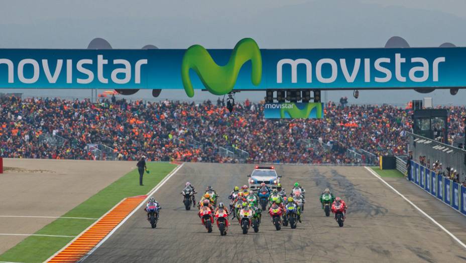 Momento da largada | <a href="https://gutenberg.quatrorodas.abril.com.br/moto/noticias/lorenzo-vence-prova-numero-800-motogp-802800.shtml" rel="migration">Leia mais</a>