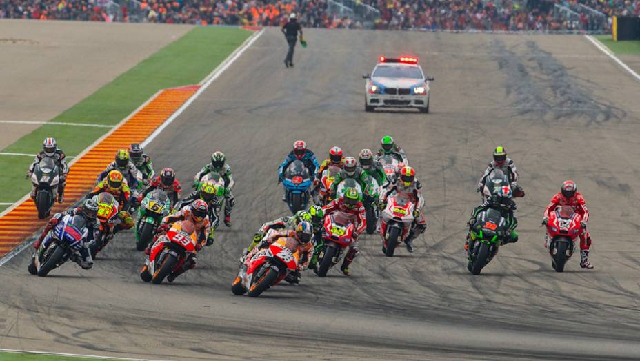 Motos tenta achar a melhor tangencia para a primeira curva | <a href="https://gutenberg.quatrorodas.abril.com.br/moto/noticias/lorenzo-vence-prova-numero-800-motogp-802800.shtml" rel="migration">Leia mais</a>