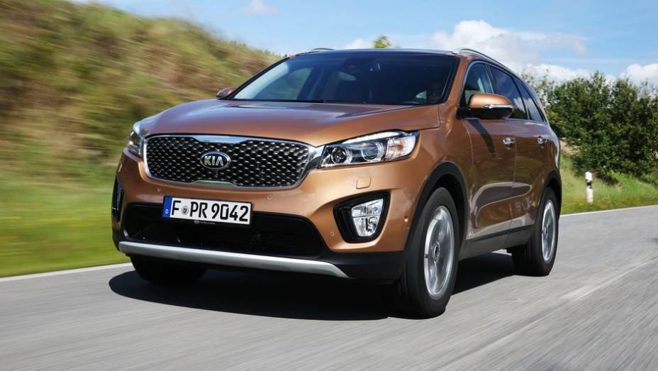 Totalmente renovado, ele preserva a grade frontal que virou identidade visual da Kia | <a href="https://gutenberg.quatrorodas.abril.com.br/noticias/saloes/paris-2014/kia-sorento-sera-apresentado-salao-paris-798452.shtmll" rel="migration">Leia mais</a>