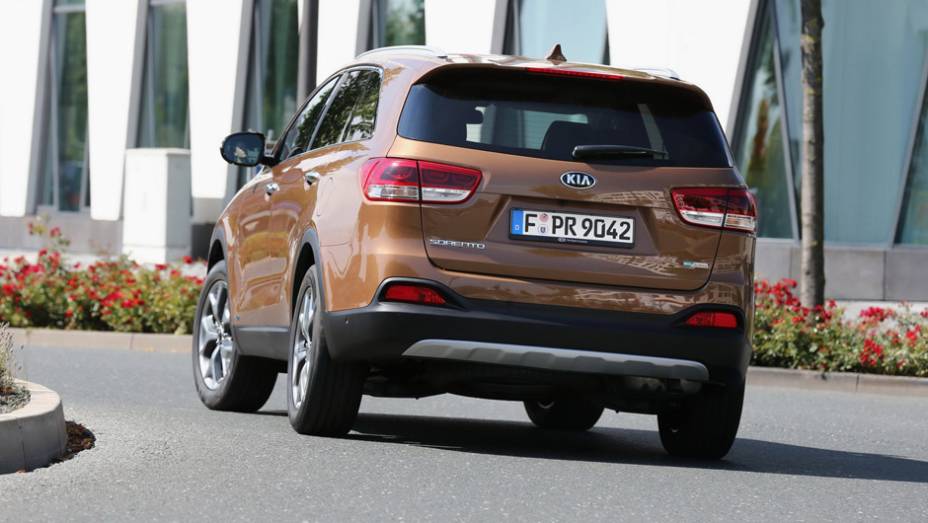 A traseira é mais discreta que a do antigo Sorento | <a href="https://gutenberg.quatrorodas.abril.com.br/noticias/saloes/paris-2014/kia-sorento-sera-apresentado-salao-paris-798452.shtmll" rel="migration">Leia mais</a>