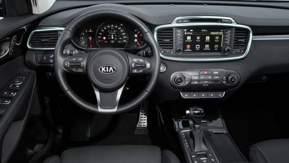 Elegante, o interior tem volante multifuncional e um quadro de instrumentos com o velocímetro centralizado | <a href="https://gutenberg.quatrorodas.abril.com.br/noticias/saloes/paris-2014/kia-sorento-sera-apresentado-salao-paris-798452.shtmll" rel="migration">Leia mais</a>